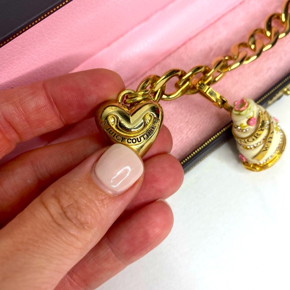 Juicy Couture Women’s Y2K Wedding Cake Chunky Gold Charm Bracelet With Box - Picture 11 of 13